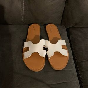 Universal Threads white slide sandals